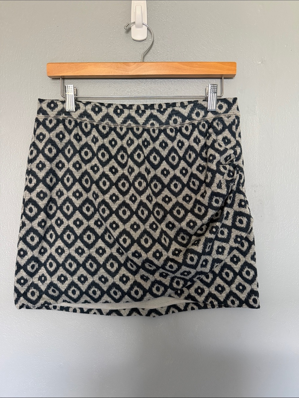 Gap Factory Women’s Mock Wrap Knit Short Skirt Gray and Navy Print Size M